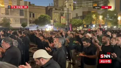 اقامه نماز مغرب و عشا در خیابان‌های منتهی به حرم مطهر رضوی همزمان با تشییع پیکر مطهر رهبر شهید