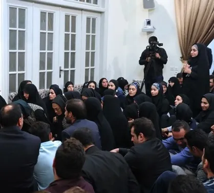 با خطی نامفهوم نوشته&zwnj;ام: دماغ، بوس، دکتر، نامحرم