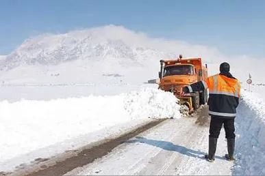 برف راه ارتباطی ۷۰ روستای دلفان را بست + فیلم