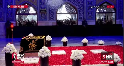 قرائت قرآن کریم در مزار مطهر رهبر شهید انقلاب اسلامی در رواق دارالذکر حرم امام رضا (علیه&zwnj;السلام)
