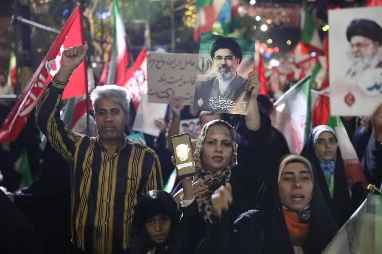 حضور مقتدرانه سمنانی‌ها پس از ۶ ماه در خیابان/ تا انتقام خون شهدا را نگیریم آرام نمی‌نشینیم+، فیلم