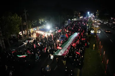 تجدید پیمان جاماندگان گیلانی با امام حسین(ع)/ پیاده‌روی از میدان شهدای ذهاب تا گلزار شهدای رشت+فیلم