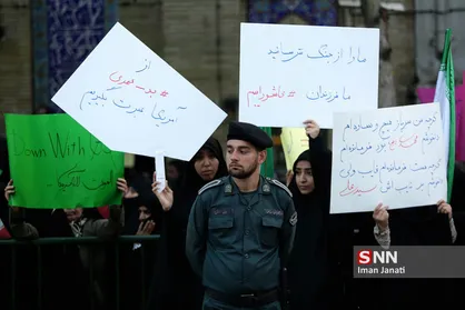 وقتی از فرمانداری تشکر می&zwnj;شود و از استانداری گلایه!/ دانشجویان مشهدی در اعتراض به سیاست&zwnj;های وزارت امور خارجه تجمع کردند