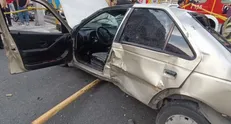 تصادف شدید سواری پژو با سطل زباله/ ۴ جوان مصدوم شدند