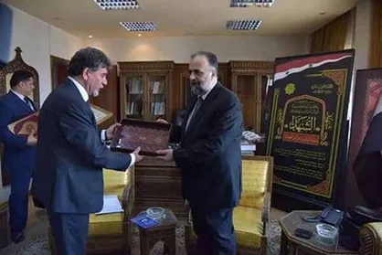 اسد به عباس قرآنی نوشته شده با آب طلا هدیه کرد