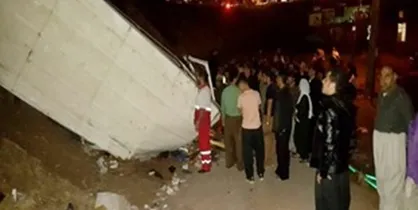 ۲۳ نفر به دلیل واژگونی اتوبوس در شیراز مصدوم شدند