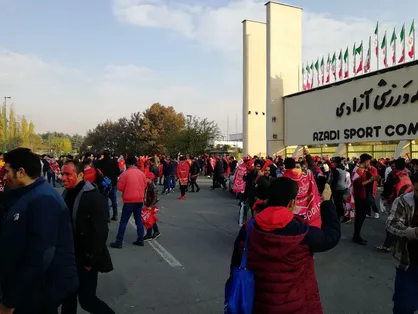 ترافیک شدید در اطراف ورزشگاه و حضور ناظران ویژه/ ازدحام جمعیت در گیت&zwnj;های بلیت فروشی
