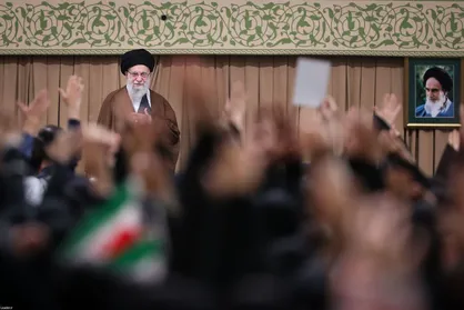 رهبر انقلاب: معرفت و آگاهی خود را افزایش دهید / حرکت علمی باید شتاب بگیرد + فیلم