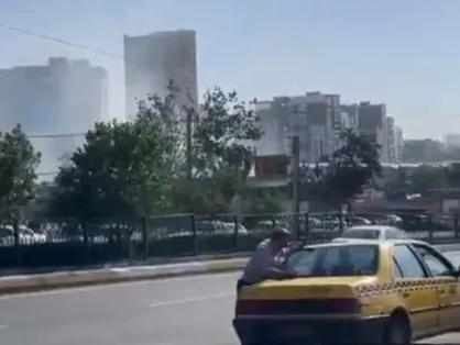 واکنش جالب مردم به جنگ در تبریز؛ راننده تاکسی در نزدیکی یک انفجار بی توجه به حادثه در حال تمیز کردن ماشین خود است