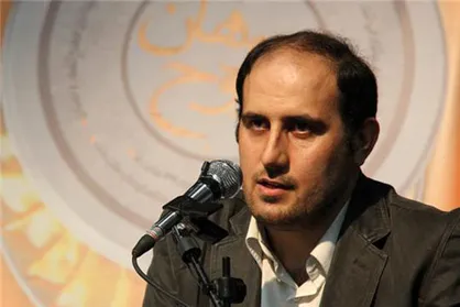 قطعه شعر طنزی که در دیدار دیشب شاعران با رهبر انقلاب قرائت شد/ &laquo;مردان همگی پاچه&zwnj;ی شلوار تفنگی؛ زن&zwnj;ها همگی مانتوی پندار دریده!&raquo;