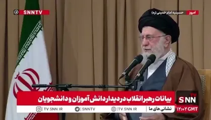 رهبر انقلاب: آمریکا انقلاب را تحمل نمی&zwnj;کرد/ انقلاب یک طعمه شیرین را از گلوی آمریکا بیرون کشیده بود/ انقلاب مقابل آمریکا ایستاد
