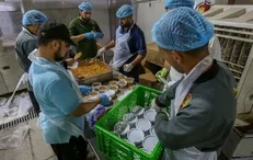 توزیع روزانه ۳۰۰۰ وعده غذایی بین نیازمندان عراق توسط آستان مقدس علوی