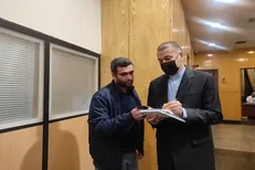 اهدای کتاب از دمشق تا صنعا به وزیر امور خارجه