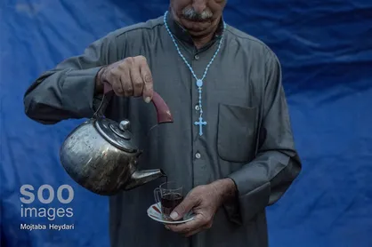 پذیرایی از زائران اربعین توسط پیرمرد مسیحی  + تصاویر