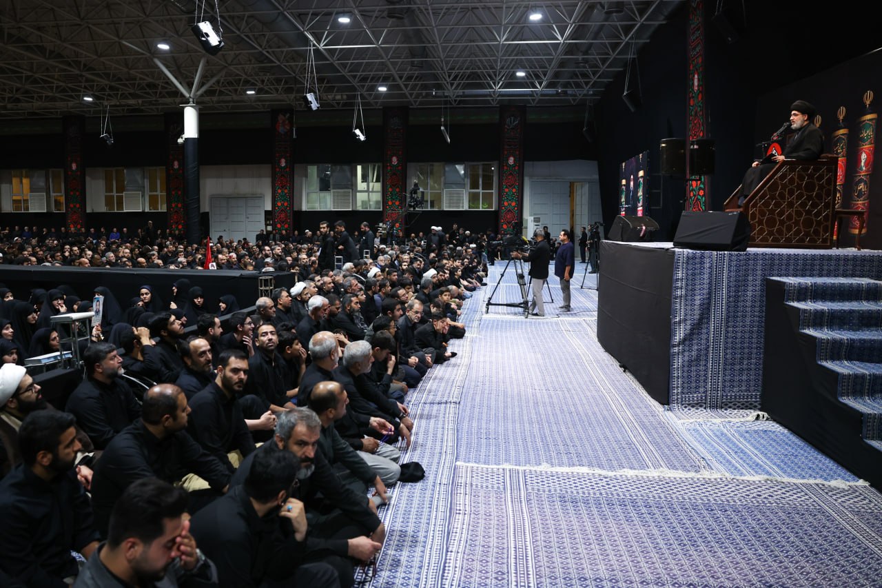عاشورای متفاوت در حسینیه امام؛ صندلی خالیِ قائد و چشمانی که به در دوخته ماند عاشورای متفاوت در حسینیه امام؛ صندلی خالیِ قائد و چشمانی که به در دوخته ماند