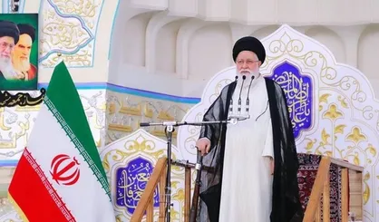 آیت&zwnj;الله&zwnj;علم&zwnj;الهدی: مسئولان با مردم مأنوس هستند/ ایجاد نا امیدی در مردم حرکت در جبهه دشمن است