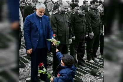 منشورِ &laquo;خادمِ شهدا&raquo;؛ بازخوانی سیره شهید حاج قاسم سلیمانی در تکریم فرزندان شهدا به بهانه یک یادداشت منتشر نشده + تصویر و متن یادداشت