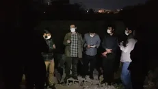 ویژه برنامه بسیج پابرهنگان در محل آلونک تخریب شده مادر هرمزگانی برگزار شد