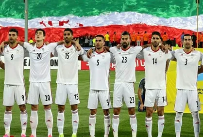فیلم/ آماده کردن اقلام هواداری برای توزیع بین طرفداران تیم ملی حاضر در سارانسک