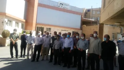 جمعی از بازنشستگان بیمارستان امام خمینی (ره) کرج تجمع کردند + فیلم