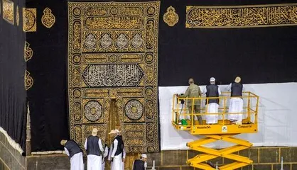 تصاویر بالا کشیدن پرده کعبه برای مناسک حج