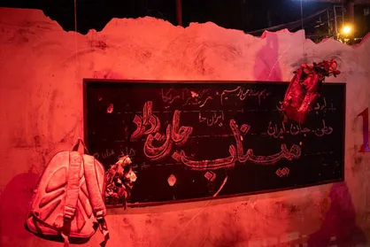 میناب برای ایران جان داد/ پرفورمنس اعتراضی مقابل دفتر سازمان ملل در اعتراض به شهادت دانش&zwnj;آموزان