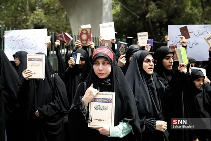 تجمع دانشجویی تکریم قرآن مقابل دانشگاه تهران