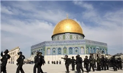 تشکر جوانان فلسطینی از امام خامنه&zwnj;ای در صحن مسجدالاقصی
