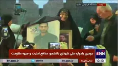 امضای تصویر یادبود دانشجوی مدافع امنیت، شهید عجمیان توسط مادر ایشان