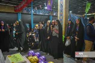 یک زوج شیرازی همزمان با فرارسیدن 22 اسفندماه، سالروز گرامیداشت مقام شهدا، آغاز زندگی مشترک خود را در جوار مزار شهدای گمنام گلزار شهدای این شهر جشن گرفتند.