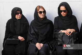 از سمت راست ملیکا شریفی نیا ، آناهیتا دری و همسر آن مرحوم در مراسم تشییع سید ضیا الدین دری 