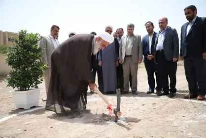 کلنگ احداث خوابگاه متاهلین دانشگاه امام خمینی (ره) به زمین زده شد