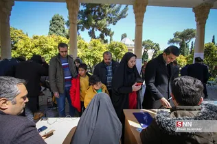 مردم شهر شیراز در استان فارس، از ساعات اولیه صبح امروز با حضور پای صندوق های رأی، در انتخابات مجلس شورای اسلامی و مجلس خبرگان رهبری شرکت کردند.

