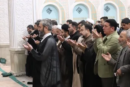 دست&zwnj;ها برای طلب باران به آسمان بلند شدند