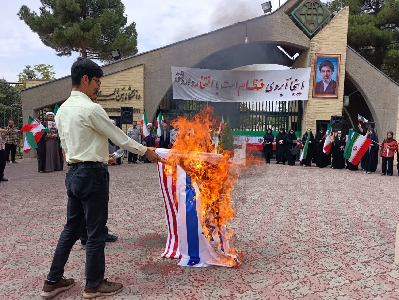 «دانشگاه بینالمللی امام خمینی (ره) به میدان آمد؛ فریاد دانشگاهیان علیه آمریکا و اسرائیل» +فیلم//حیدری «دانشگاه بینالمللی امام خمینی (ره) به میدان آمد؛ فریاد دانشگاهیان علیه آمریکا و اسرائیل» +فیلم//حیدری