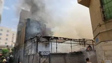 ببینید| توضیحات سخنگوی آتش‌نشانی از روند اطفای حریق انبار در مولوی