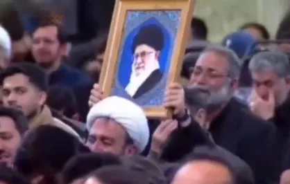 غوغا در حرم امام رضا (ع) وقتی حاج محمود کریمی در پایان مناجات برای سلامتی رهبرانقلاب دعا کرد...