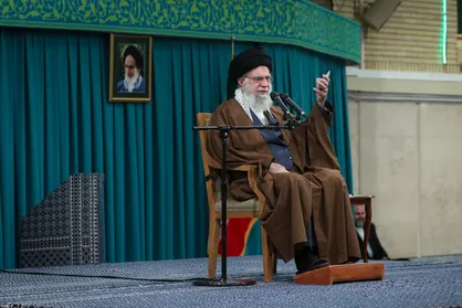فیلم کامل بیانات رهبر انقلاب در دیدار با هزاران نفر از زنان و دختران در حسینیه امام خمینی (ره)