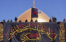 سیاه‌پوشی و نصب کتیبه ویژه شهادت امام حسن عسکری علیه السلام در حرم مطهر امام هشتم علیه السلام