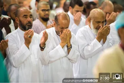 انجام مناسک حج توسط زائران بیت&zwnj;الله الحرام در عرفات