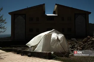 سی سخت، دوماه بعد از زلزله- تعدادی از ساکنین مناطق زلزله زده به خصوص مهاجران افغانستانی،  هنوز هم درون چادر زندگی می کنند.