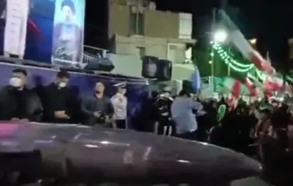 نمایش پهپاد آرش ارتش در میان استقبال مردم در میدان جمهوری اسلامی تهران