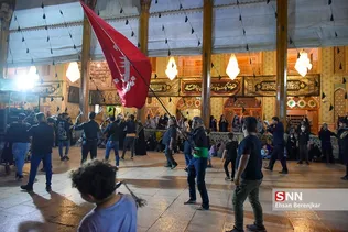 عزاداری شب چهارم محرم در حرم حضرت شاهچراغ(ع) شیراز با حضور عاشقان و دلدادگان اباعبدالله الحسین(ع) برگزار شد.