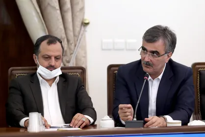 جدال لفظی بر سر &laquo;پرداخت&raquo; یا &laquo;اضافه&zwnj;برداشت&raquo; / اختلاف خاندوزی و مظاهری بر سر ماجرای بانک آینده