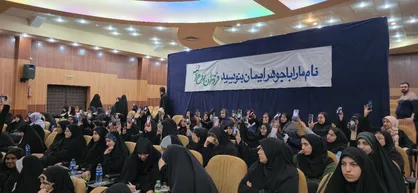 دانشجویان دختر شیرازی عکس رهبری را بالا بردند