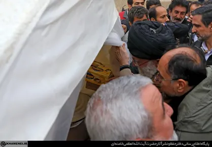 تذکر جدی رهبر انقلاب به عکاس&zwnj;ها/ با کفش وارد نشوید!