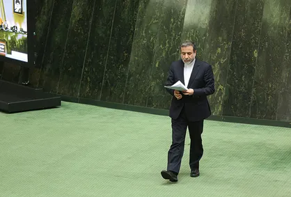حضور عراقچی در صحن علنی مجلس در جریان بررسی لوایح مرتبط با FATF