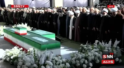 اشک&zwnj;های مردم هنگام قرائت فراز &laquo;اللهم انا لانعلم منه الا خیرا&raquo; در نماز بر پیکر رهبر شهید انقلاب + فیلم