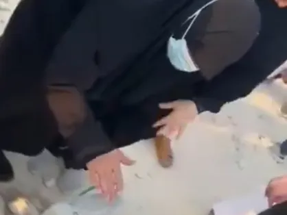 وداع &laquo;ام اسامه&raquo; با فرزندش &laquo;همام الحیه&raquo;، فرزند خلیل الحیه، از رهبران حماس