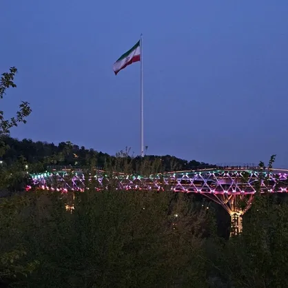 پل طبیعت امشب به رنگ پرچم ایران درمی&zwnj;آید